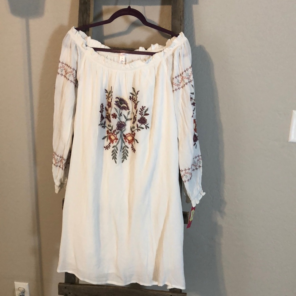 Off shoulder floral white dress NWT